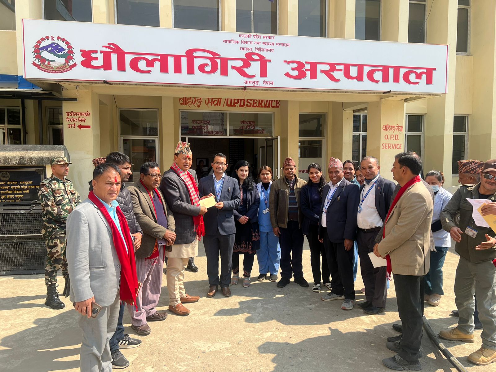 माननीय स्वास्थ्य तथा जनसंख्या मन्त्री मोहन वहादुर वस्नेतज्यूवाट अस्पतालको अनुगमन